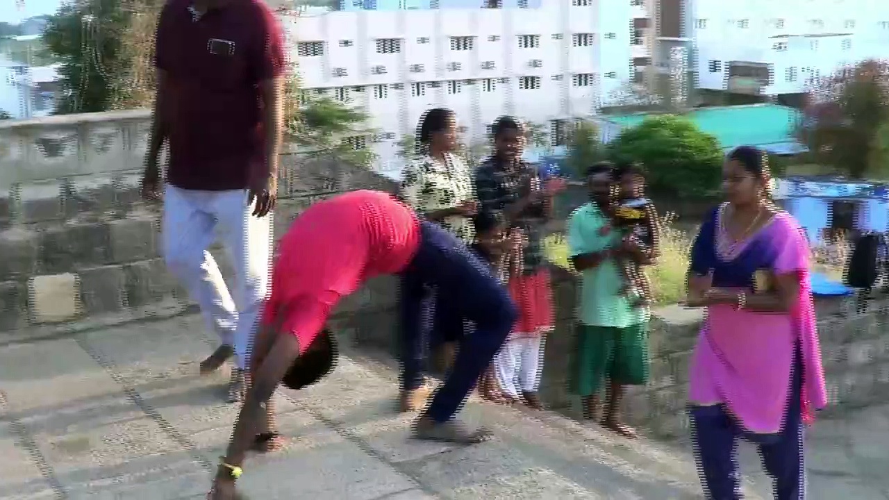 இது உடம்பா இல்ல ரப்பரா? பழனியில் உடலை பின்புறமாக வளைத்து 100 படிக்கட்டுகள் ஏறி சிறுவன் உலக சாதனை