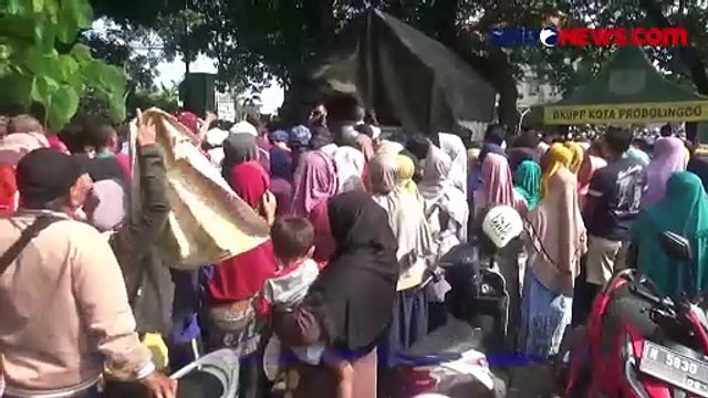 Emak-Emak di Probolinggo Rela Antre Berdesakan hingga Nyaris Pingsan Demi Beras Murah