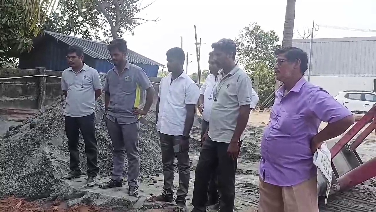 கடலூரில் ஆக்ரோஷமாக சுற்றித்திரிந்த வெள்ளை நிற நாகம்; லாகவமாக மீட்ட பாம்பு பிடி வீரர்