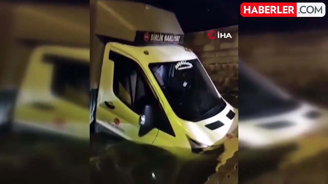 Yağışlı havanın etkisiyle çöken yola kamyonet düştü