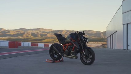 1.350cc _ Weight_ 200.50 kg _ Power_ 190 hp _ Price_ €22.699 ,  New KTM 1390 Super Duke R 2024