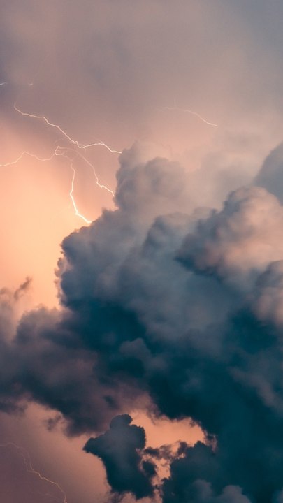 Pourquoi les nuages deviennent-ils plus sombres quand il va pleuvoir ?