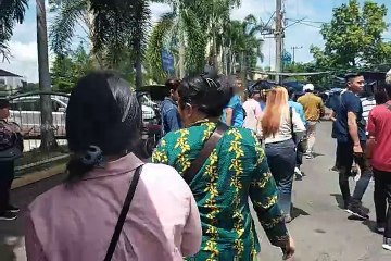 Peserta Pelatihan Jurnalis AMAN Melakukan Liputan
