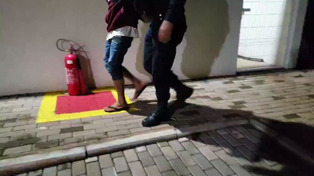 Ao sair para o trabalho, mulher sofre queda no piso molhado e tem suspeita de fratura na perna