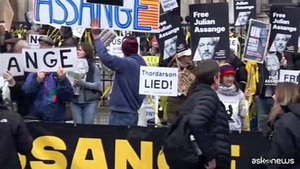Si apre udienza Assange, proteste fuori dall'Alta corte di Londra