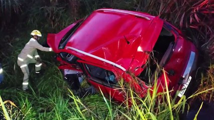 Carro despenca no barranco após colidir com carreta na BR-369