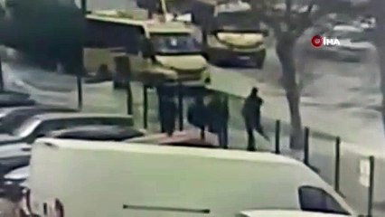 Beylikdüzü’nde otomobilin çarptığı yaya demir bariyerleri aştı! Üç yaralı