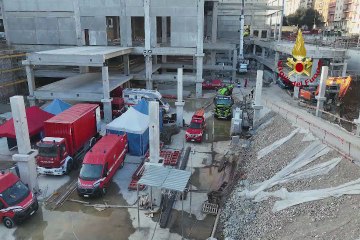 Crollo Firenze, Vigili del fuoco aprono varco nella zona dove si cerca ultimo disperso - Video