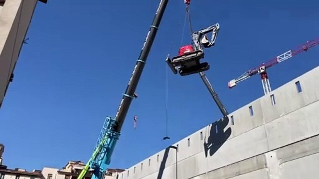 Crollo Firenze, un'altra ruspa entra nel cantiere per le ricerche del quinto operaio