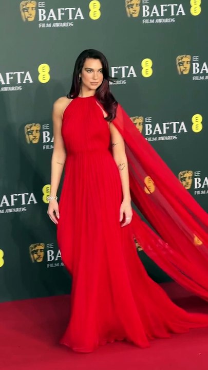 إطلالة دوا ليبا النارية تسحر حضور حفل BAFTA 2024