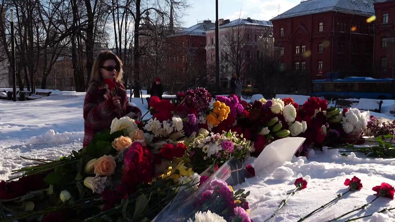 Blumen für Nawalny in Moskau: 'In unserer Erinnerung lebt er weiter'