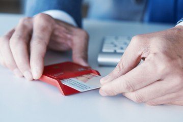 Las recomendaciones de la Policía para evitar ser estafados al compartir una foto del DNI