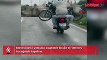 Motosikletle yolculuk sırasında başka bir motoru kucağında taşıdılar