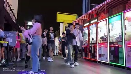 大长腿+梨形身材的女孩，真是广州街道靓丽的风景线！中国的大城市，正火多姿多彩 beautiful scenery in the streets of Guangzhou，China