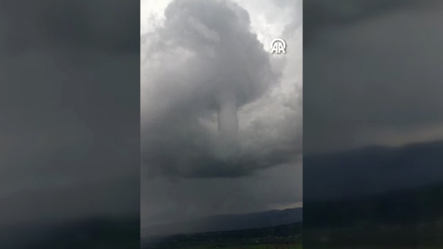 Hatay'da arazide oluşan hortum cep telefonuyla kaydedildi