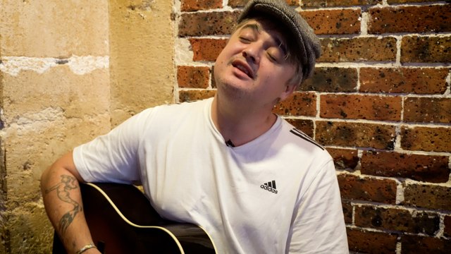 Pete Doherty interprète Shiver des Libertines avec sa guitare acoustique