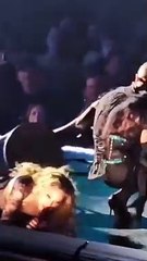 Madonna sahneden düştü