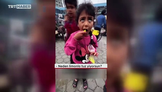 Filistinli çocuklar bir lokma ekmek için çöpte yiyecek arıyor