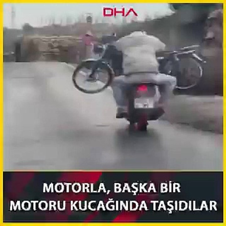 Trafikte tehlikeli yolculuk kamerada: Motorla başka bir motoru kucağında taşıdılar