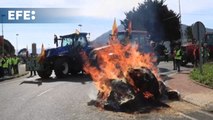 Ganaderos y agricultores cortan la A-8 en Unquera y Colindres, en dirección a Santander