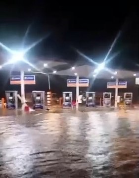 Fortes chuvas deixam ruas alagadas e causam transtornos em cidade no interior da Bahia