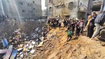 خلف عشرات الشهداء والجرحى.. قصف إسرائيلي يدمر مربعا سكنيا بالنصيرات