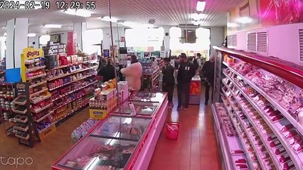 Indignantes imágenes de cómo un hombre roba la cartera a un anciano en Barcelona