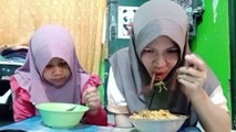 Makan seblak viral bersama anak gadis