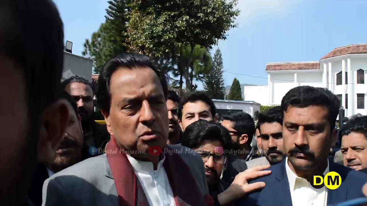 میڈیا پہ آپ بابر اعوان کو بلا لیں کیونکہ آج کل انکو نا پارٹی لفٹ کروا رہی ہے اور نا ہی۔۔۔ کیپٹن صفدر