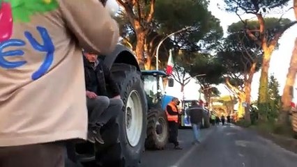 Tải video: Protesta trattori: agricoltori bloccano via Nomentana, con loro anche Ercolina