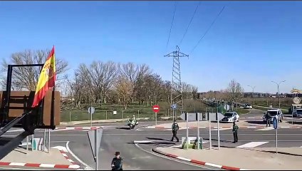 La Reina Letizia saluda a un grupo de agricultores en Salamanca