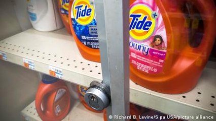 US: "Smash and Grab" robberies spur retail lockdowns