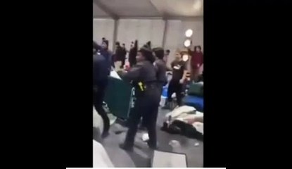 Migrantes agreden a Policías