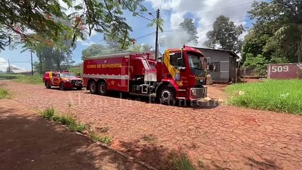 Bombeiros Combatem Incêndio em Residência