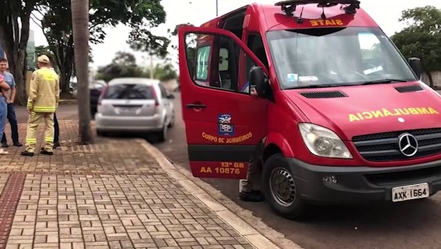 Jetta e Fiesta se envolvem em colisão no cruzamento das Ruas Salgado Filho com Curitiba