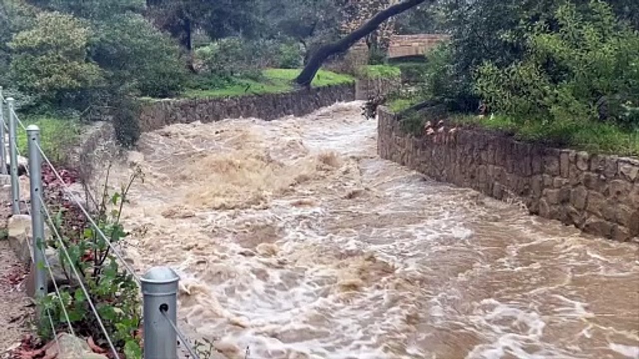 Torrential rains overflow several rivers in Montecito, USA - video ...