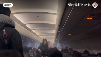 Carregador portátil pega fogo e avião precisa fazer pouso de emergência