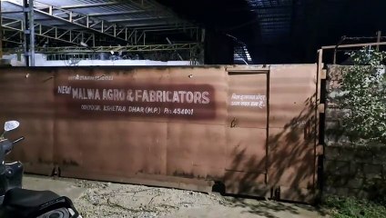 न्यू मालवा एग्रो फेब्रीकेटर फर्म के कारखाने और फर्म संचालक के घर पर टीम ने एक साथ दबिश दी