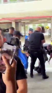 Une femme policier qui fait beaucoup de jump squat