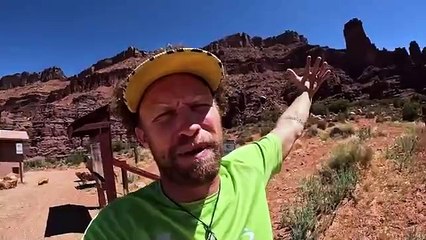 Il réalise un triple base jump