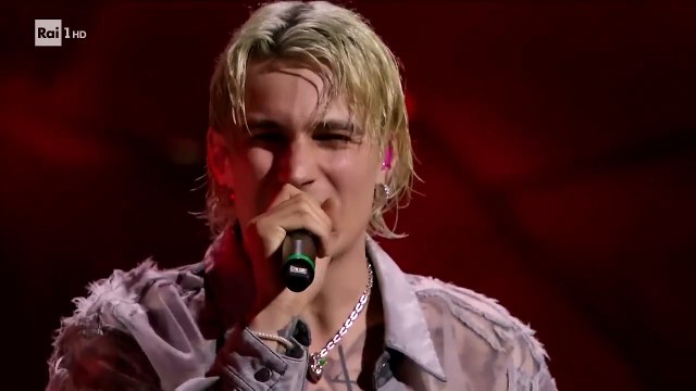 Sanremo 2024 - Il Tre con Fabrizio Moro cantano un medley di Fabrizio Moro