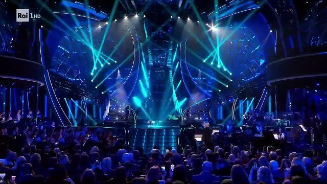 Sanremo 2024 - Ricchi e Poveri con Paola & Chiara cantano Sarà perché ti amoMamma Maria