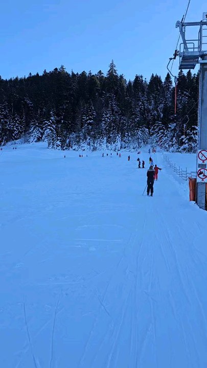 Ski Gérardmer, située dans les Vosges en France, est une destination de ski populaire.