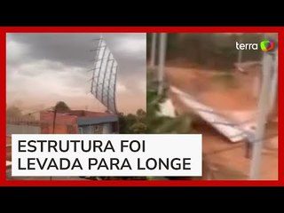 Telhado é arrancado por ventania e quase atinge homem em Sumaré (SP)