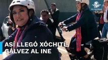 Llega Xóchitl Gálvez en bicicleta al INE para registrarse candidata presidencial