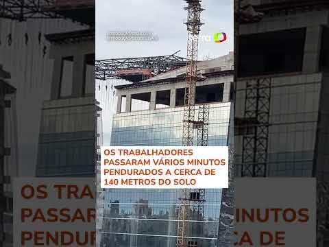 Operários ficam pendurados a mais de 100 metros de altura após andaime desabar em SP