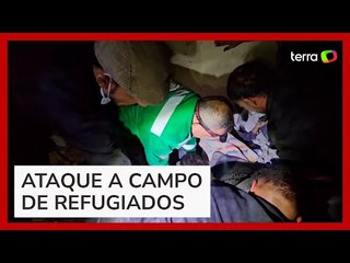 Família é resgatada de escombros após Israel bombardear campo de refugiados em Gaza