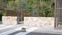 A Japanese gardener builds a stone wall in the garden.・Un jardinier japonais construit un mur de pierre dans le jardin.