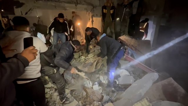 الجزيرة ترصد جهود إنقاذ الضحايا بعد قصف الاحتلال منزلا بدير البلح