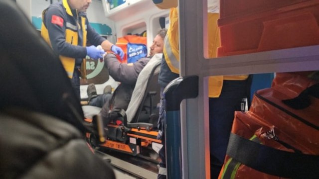 Kardeşlerin kavgasını ayırmaya çalışan baba bıçaklandı